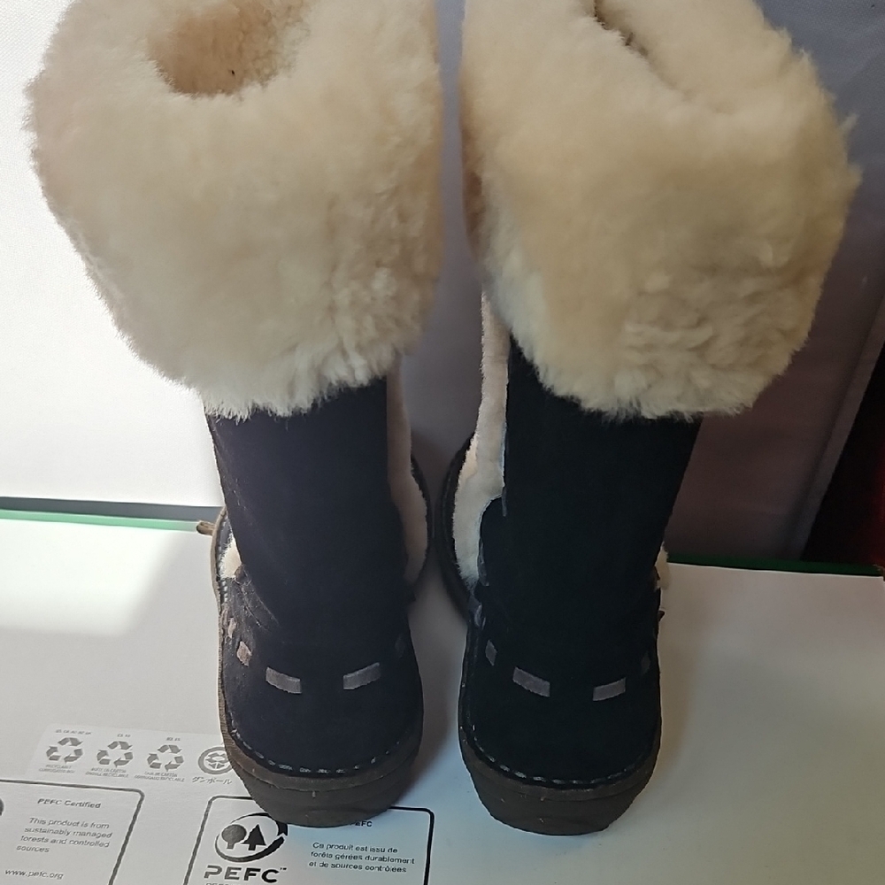 FLASH SALE:UGG Black and Cream Shearling Winter Boots - Picture 4 of 6
